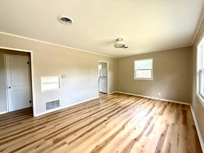 1301 S Cottage Grove Ave in Urbana, IL - Foto de edificio - Building Photo