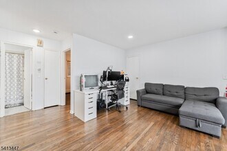 104 N Beverwyck Rd in Parsippany Troy Hills, NJ - Building Photo - Building Photo