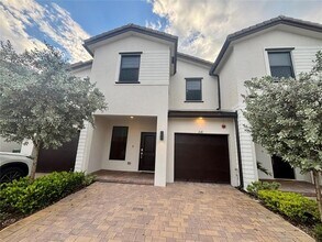 218 SW 159th Ct in Pembroke Pines, FL - Foto de edificio - Building Photo