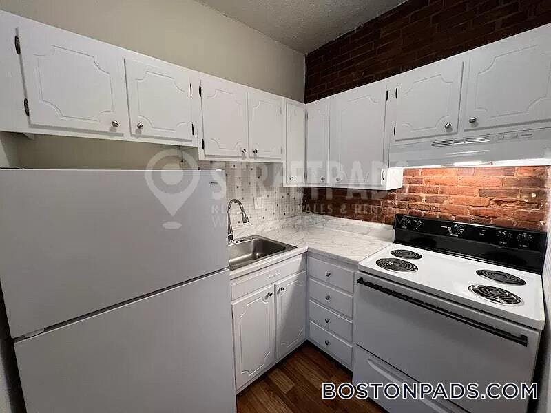 78 S Huntington Ave in Boston, MA - Building Photo