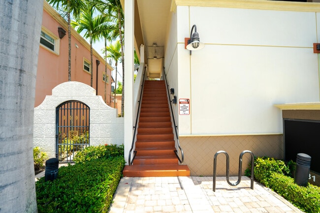 property at 831 E Palmetto Park Rd