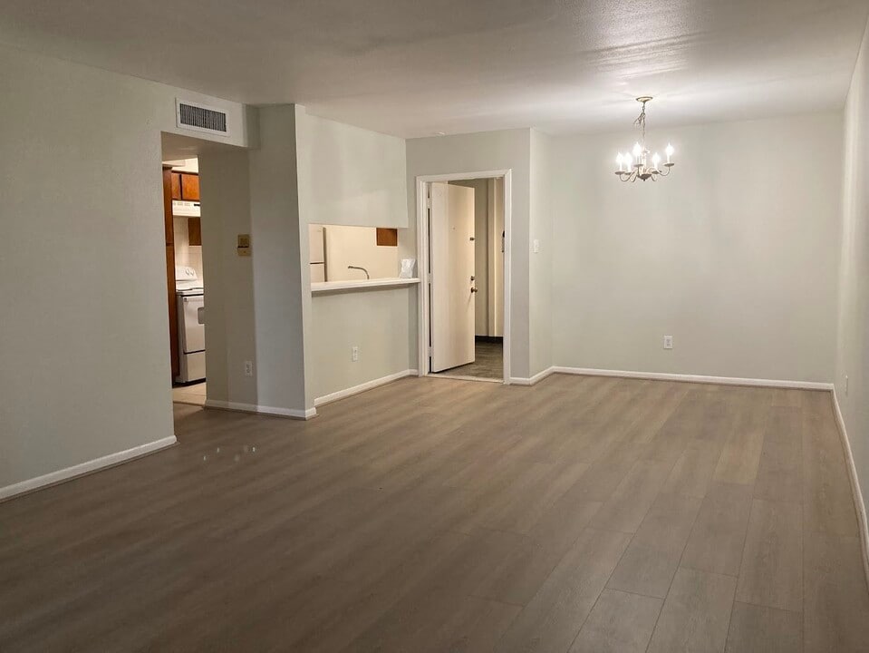 3075 Walnut Bend Ln in Houston, TX - Building Photo