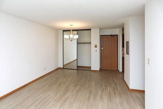 Surrey Gardens Apartments in Eagan, MN - Building Photo - Interior Photo