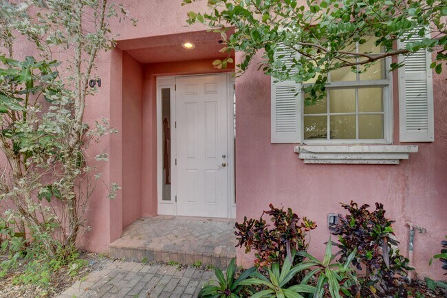 3213 NE 5th St-Unit -201 in Pompano Beach, FL - Building Photo - Building Photo