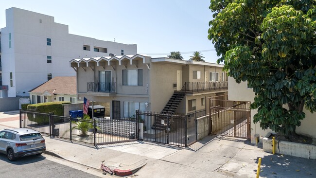 14758 Victory Blvd in Van Nuys, CA - Building Photo - Primary Photo