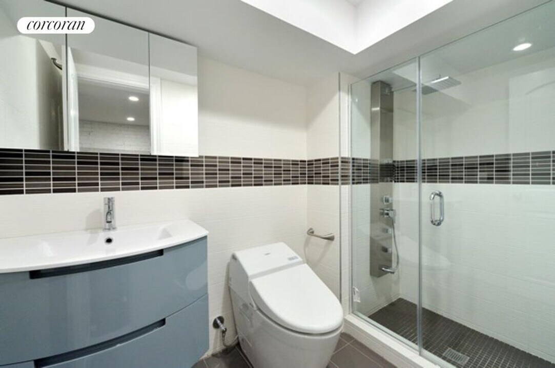 404 W 22nd St in New York, NY - Building Photo