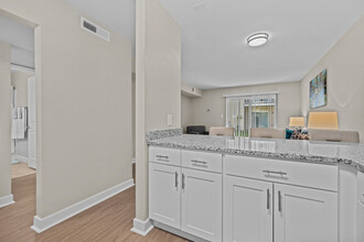 Colony Square Apartments in Newport News, VA - Foto de edificio - Interior Photo