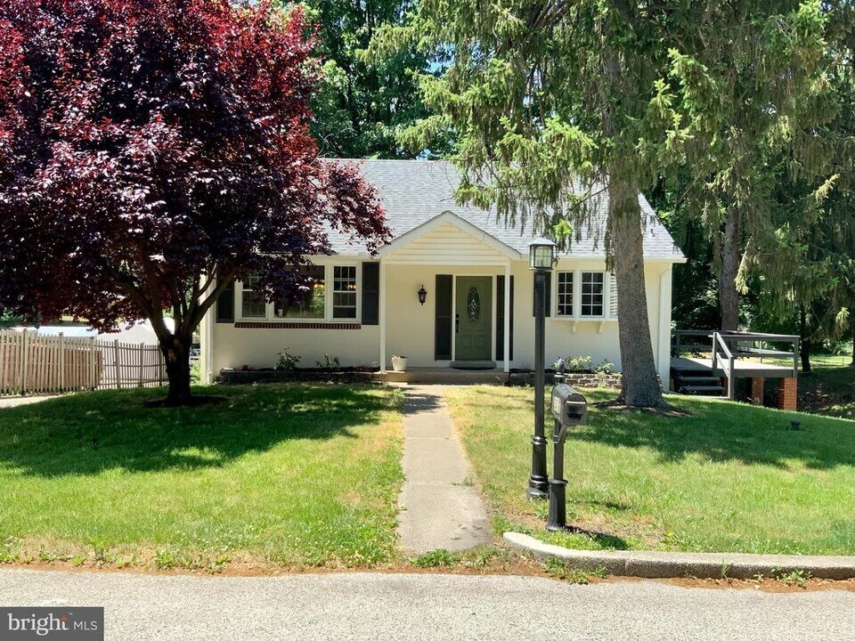 437 Eastburn Rd in King of Prussia, PA - Building Photo