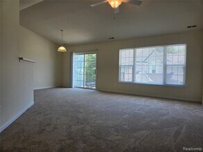 27640 Hidden Oaks Dr in Brownstown Township, MI - Foto de edificio - Building Photo