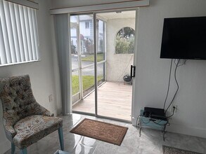 201 Ocean Park Ln in Cape Canaveral, FL - Foto de edificio - Building Photo