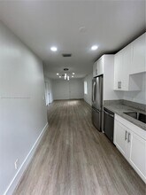 6121 SW 48th Ct in Davie, FL - Foto de edificio - Building Photo