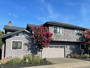 567 Riviera Cir in Larkspur, CA - Building Photo - Building Photo