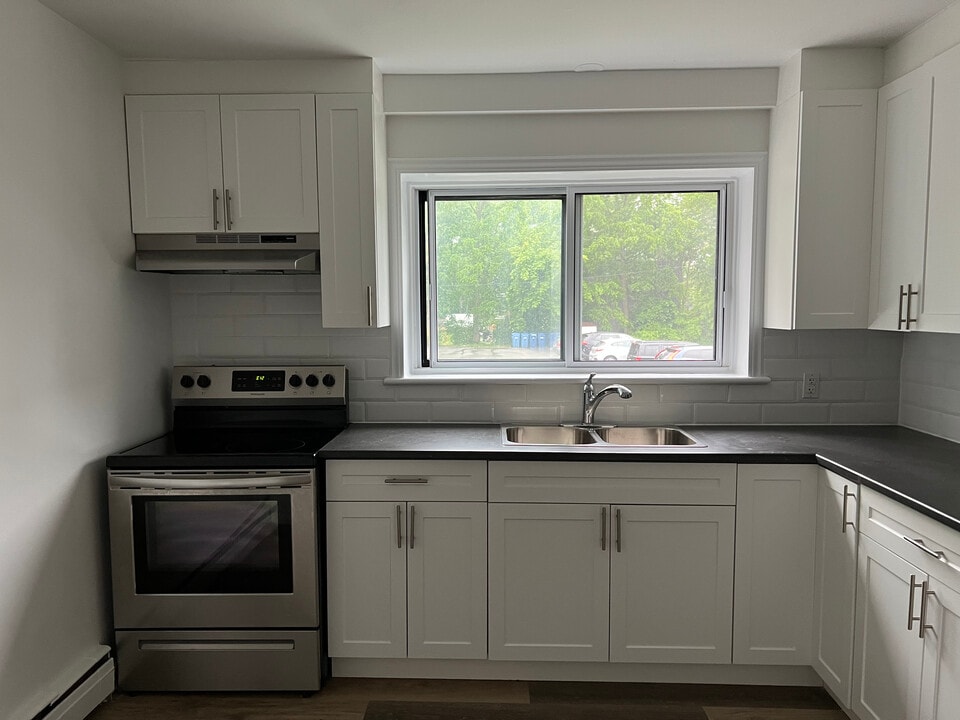2150 Lilnan Ct in Burlington, ON - Building Photo