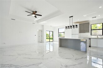 4309 NW 38th Ave in Cape Coral, FL - Foto de edificio - Building Photo