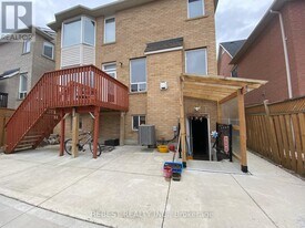 5873 Whitehorn Ave in Mississauga, ON - Building Photo