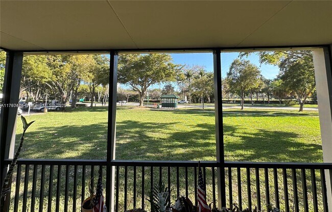 3301 N Country Club Dr in Miami, FL - Building Photo - Building Photo