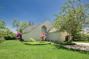 61 Huckleberry Ln in East Hampton, NY - Building Photo