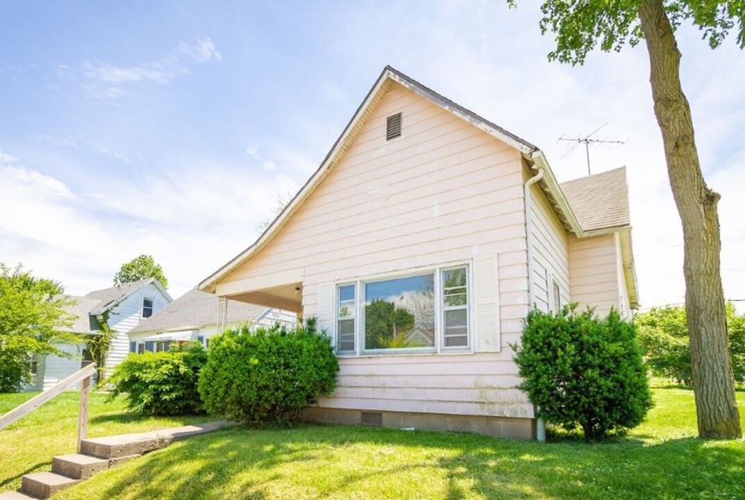 921 W Neely Ave in Muncie, IN - Foto de edificio