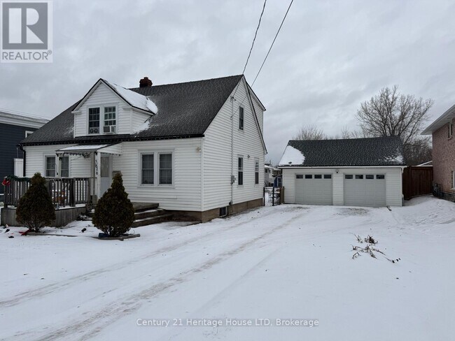 3816 Dominion Rd in Fort Erie, ON - Building Photo - Building Photo