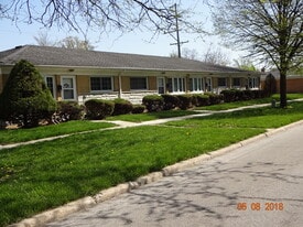240 W Quincy St, Unit D in Westmont, IL - Building Photo