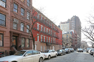 319 W 4th St in New York, NY - Building Photo - Building Photo