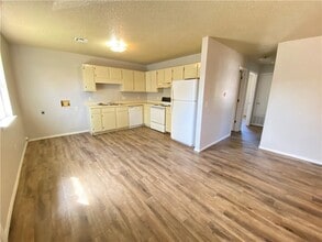 300 Fink Dr in Springdale, AR - Foto de edificio - Building Photo
