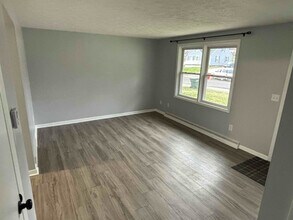 324 Pershing Ave NW, Unit 326 Pershing in Massillon, OH - Building Photo - Building Photo