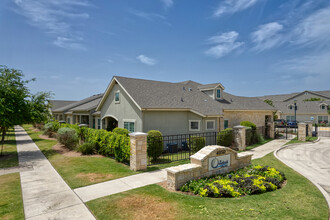 The Overlook at Plum Creek in Kyle, TX - Building Photo - Building Photo