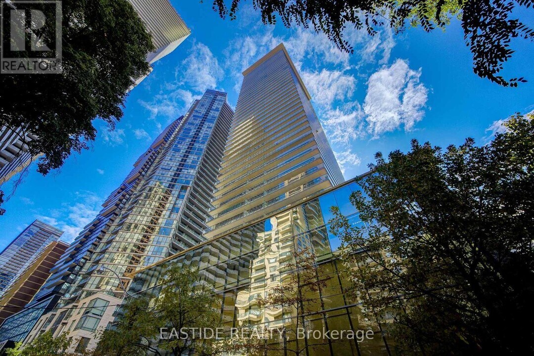 33 Charles St E in Toronto, ON - Building Photo