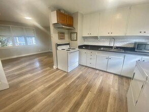 Charming 2-Bedroom Houghton Bungalow in Kirkland, WA - Building Photo - Building Photo