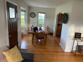 805 Pershing Ave, Unit West Room in Wheaton, IL - Foto de edificio - Building Photo
