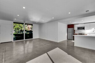130 W Racquet Club Rd in Palm Springs, CA - Building Photo
