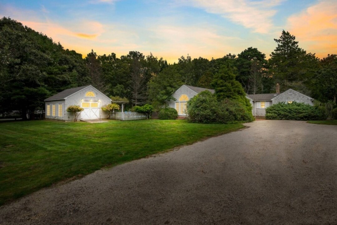 474 Water Mill Towd Rd in Southampton, NY - Building Photo