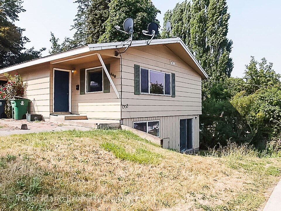 443-445 N Van Buren St in Moscow, ID - Building Photo