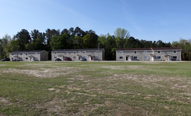 River Oaks Apartments in Selma, NC - Building Photo - Building Photo