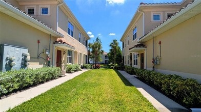 8323 Enclave Way in Sarasota, FL - Foto de edificio - Building Photo