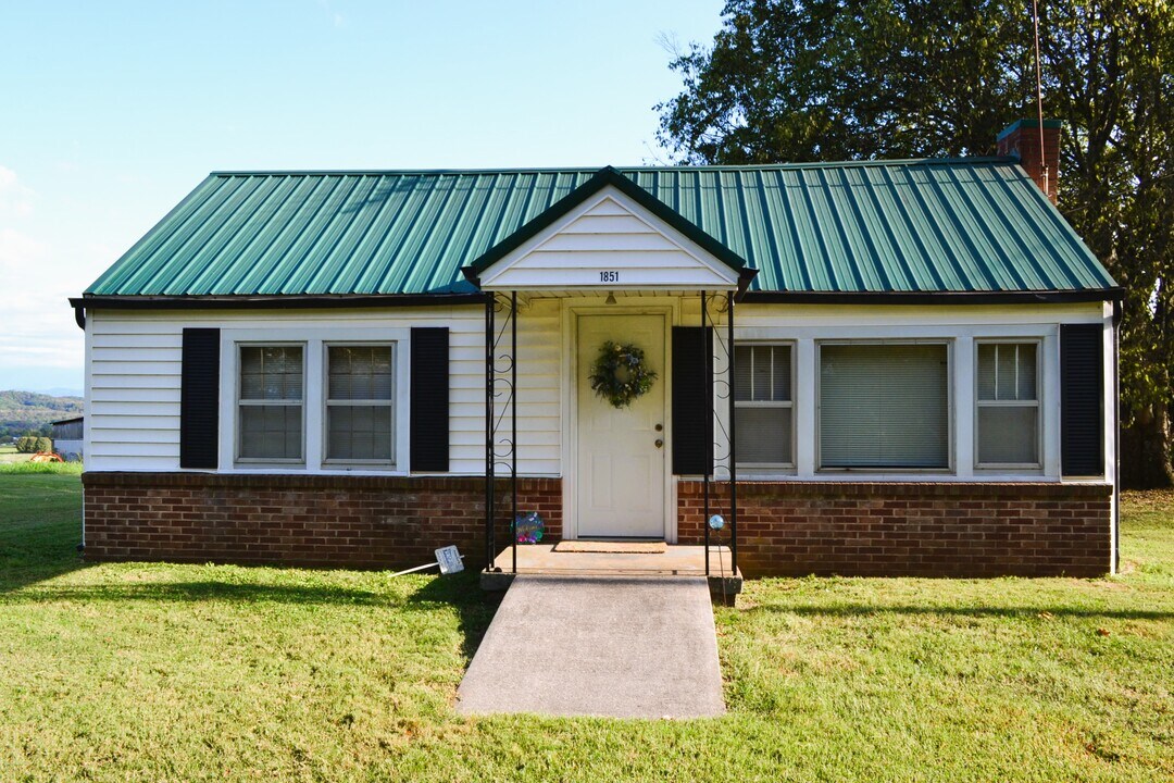 1851 Pine Ridge Rd in Seymour, TN - Building Photo