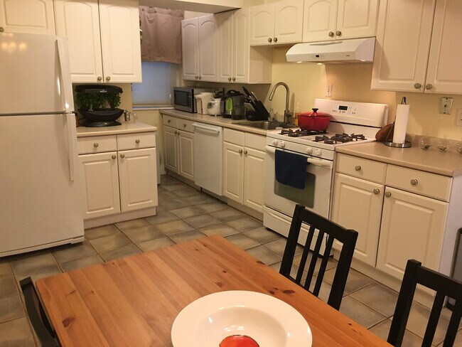 1895 Beacon St, Unit 4 in Brookline, MA - Building Photo - Building Photo