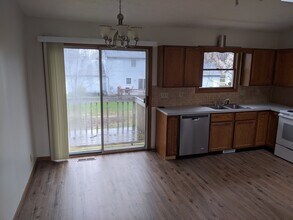 3027 Pleasant St NW, Unit 3027 in North Canton, OH - Foto de edificio - Building Photo