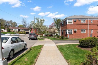 196-36 Pompeii Ave in Queens, NY - Building Photo - Building Photo