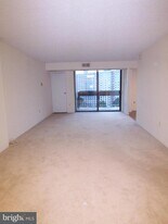 5300 Holmes Run Pkwy in Alexandria, VA - Building Photo