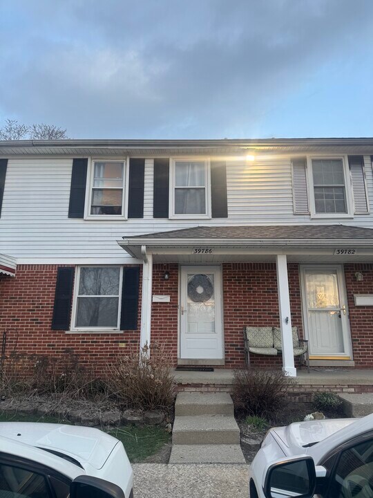 39786 Manor Dr in Harrison Township, MI - Building Photo