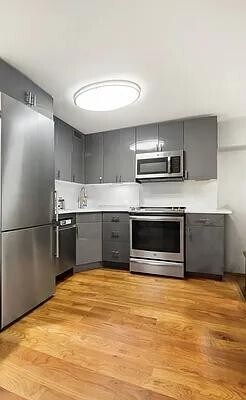 211 Thompson St in New York, NY - Building Photo