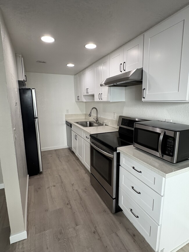 1409 Superior Ave in Newport Beach, CA - Building Photo - Building Photo