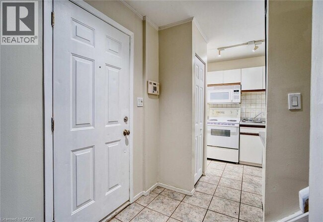 61 High St in London, ON - Building Photo - Building Photo