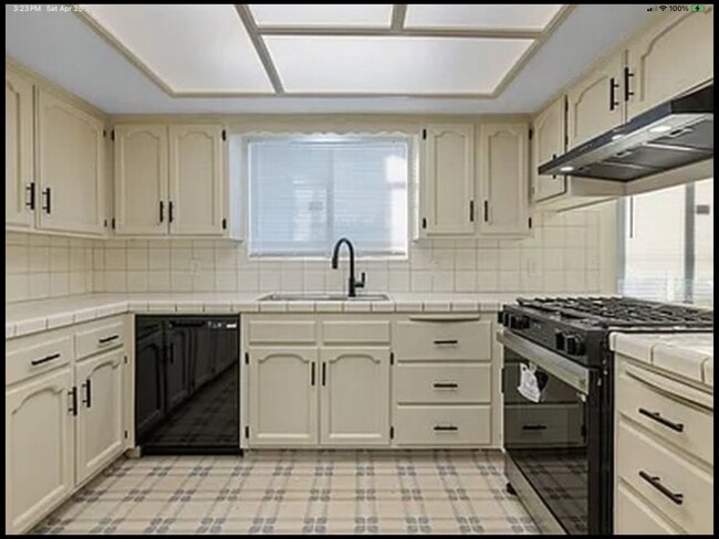 2342 S Sowell St in Visalia, CA - Building Photo - Building Photo