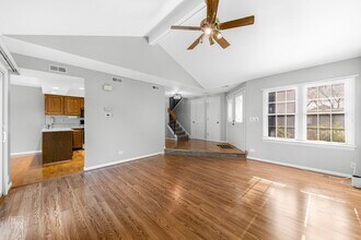 26 Sarahs Grove Ln in Schaumburg, IL - Building Photo - Building Photo