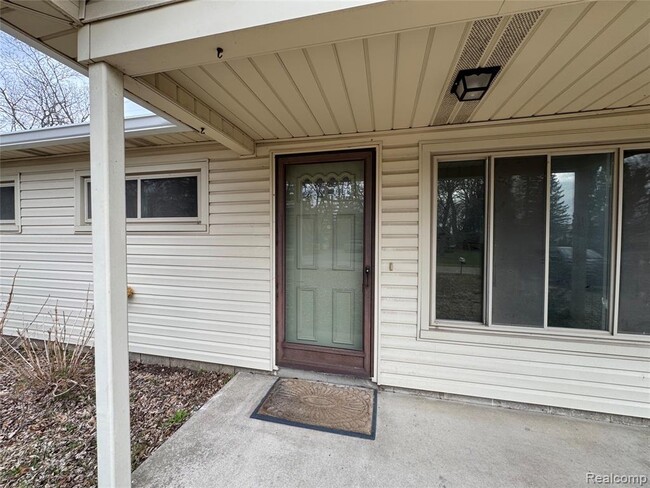 7012 Tappon Dr in Village of Clarkston, MI - Building Photo - Building Photo