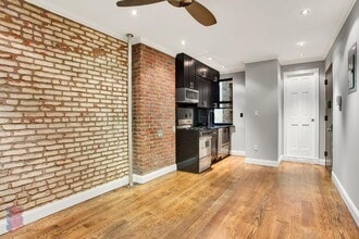 436 W 52nd St in New York, NY - Building Photo - Building Photo