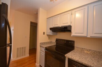 340 Sunderland Rd in Worcester, MA - Building Photo - Building Photo